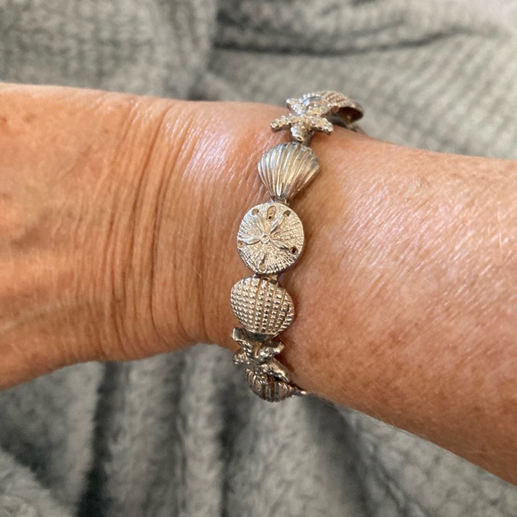SOLD-Vintage 1990s sterling silver bangle,sea shells,sand dollars & star fish. - Picture 4 of 7